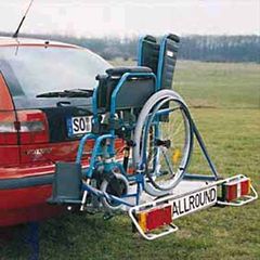 Heckträger mit Plattform von Allround für ein klappbaren Rollstuhl als  Lastenträger. Der Lastenträger von Allround als Plattformträger und  Heckträger.